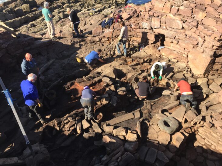 Archaeologists and volunteers excavate Clachtoll Broch in Summer 2017 © AOC Archaeology